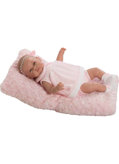 Sara nouveau-né avec robe rose et oreiller en taie