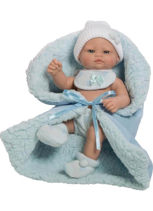 Mini nouveau-né avec bavoir et couverture bleue en cas