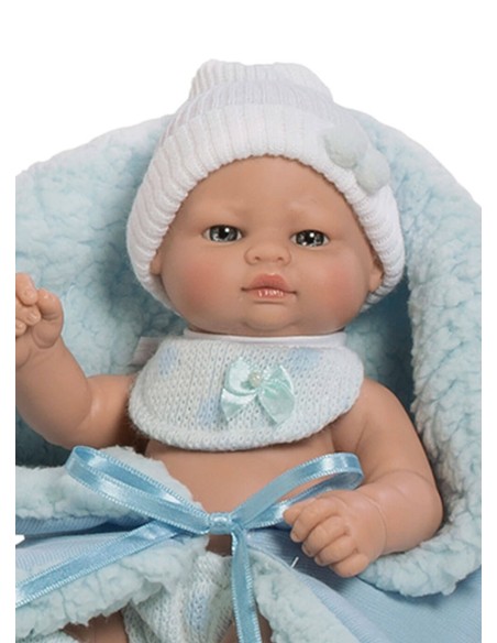 Mini nouveau-né avec bavoir et couverture bleue dans un sac