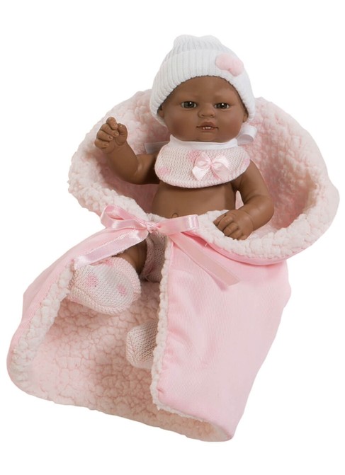 Mini nouveau-né noir avec bavoir et couverture rose dans un sac