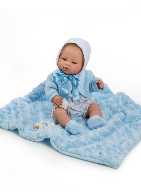 Новорожденный с синим платьем и одеялом в коробке