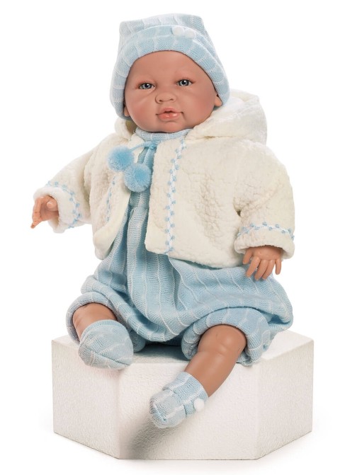 Плачущий новорожденный Саоро в синем костюме и куртке в сумке